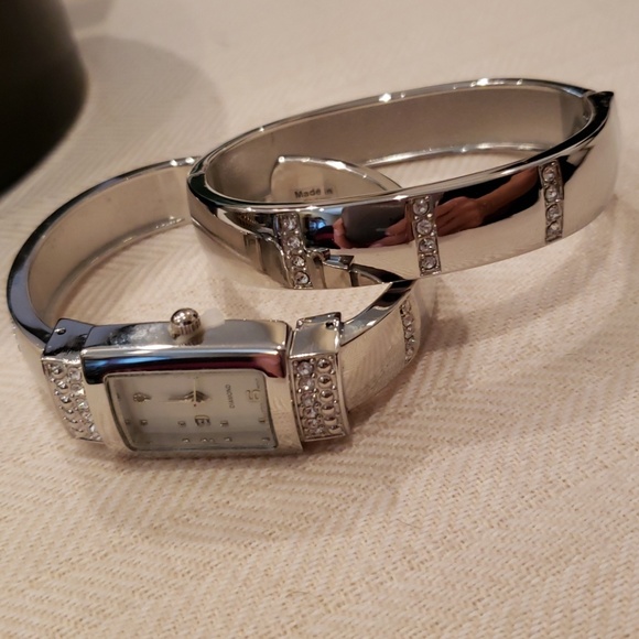 Vintage Jaclyn Smith watch and bracelet set - Picture 2 of 3